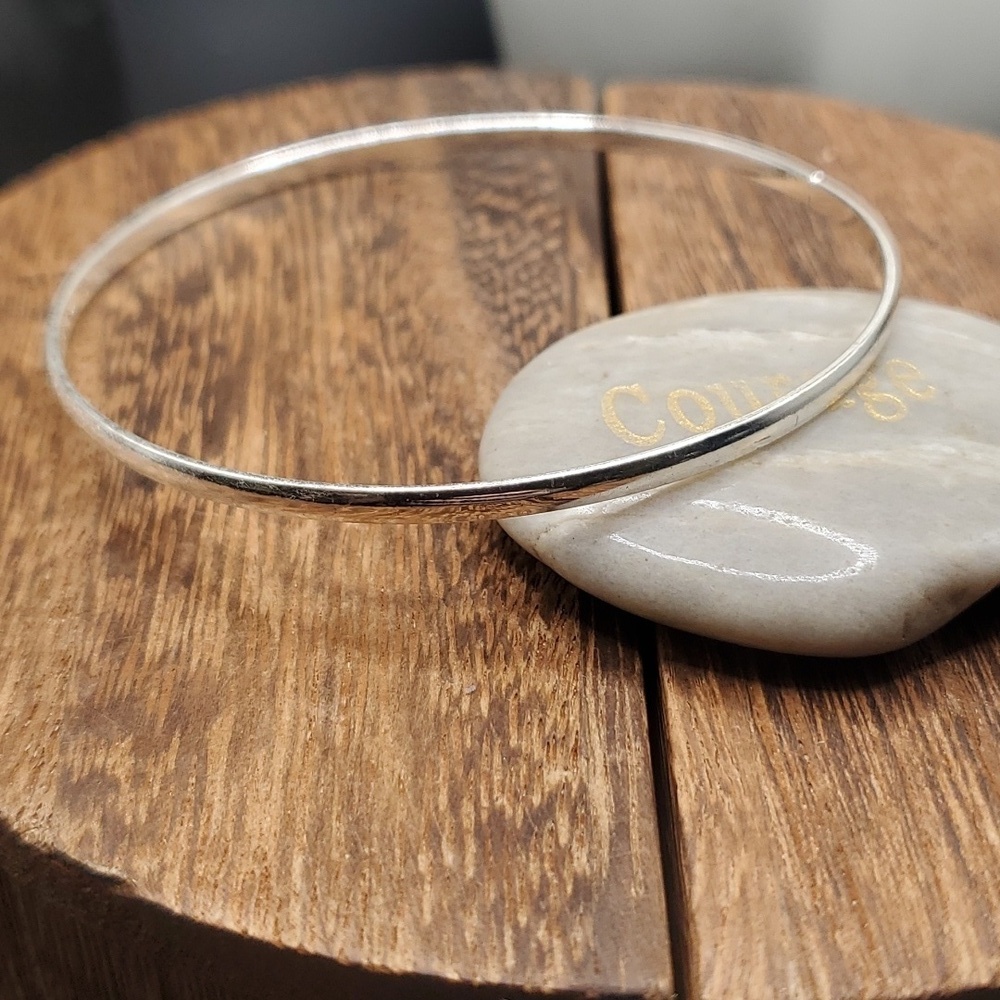 Silver tone bracelet bangle trendy wardrobe‎ staple piece B2611